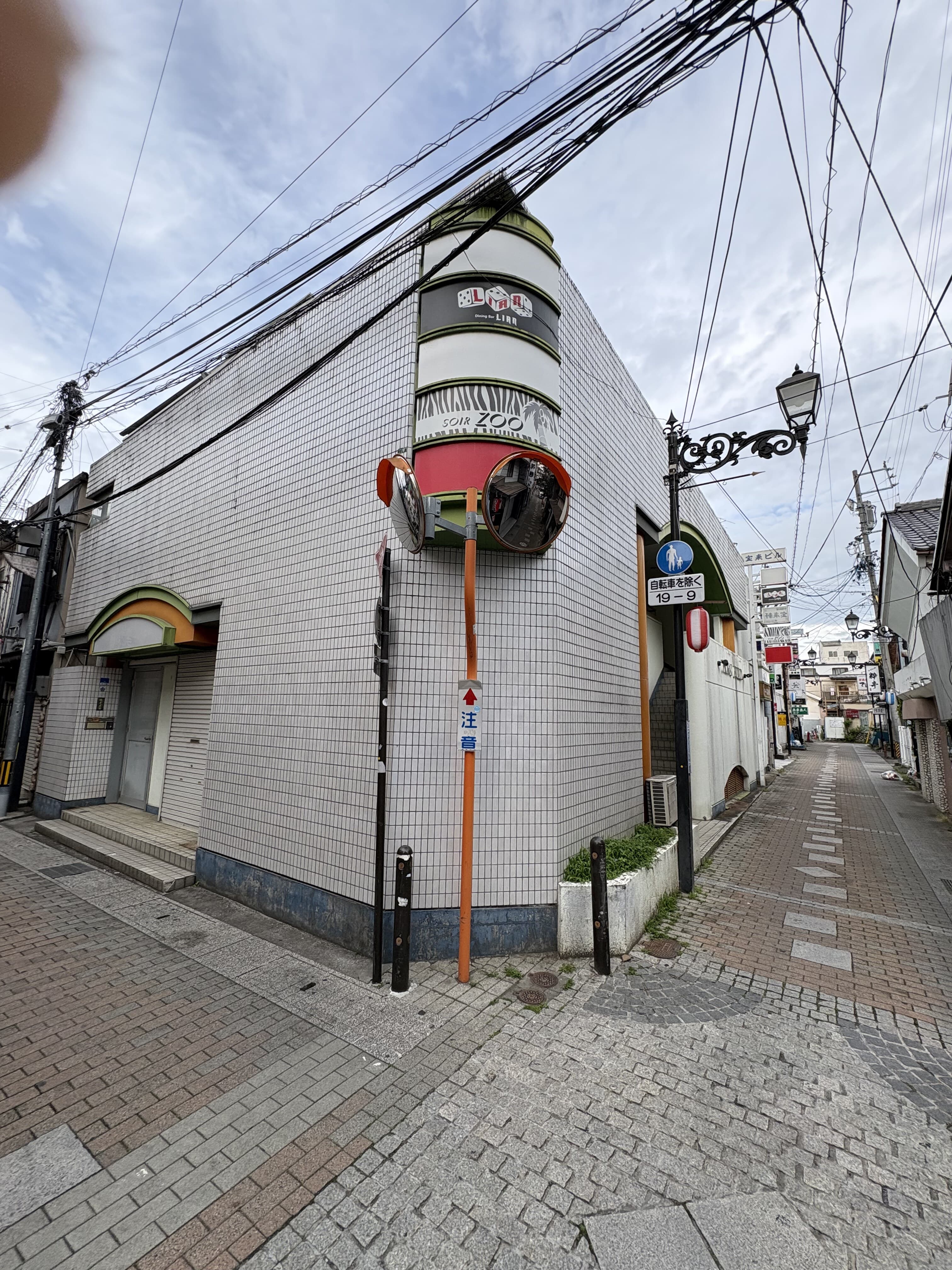 角地の外壁に連なる「ZOO」周辺の帯看板風景