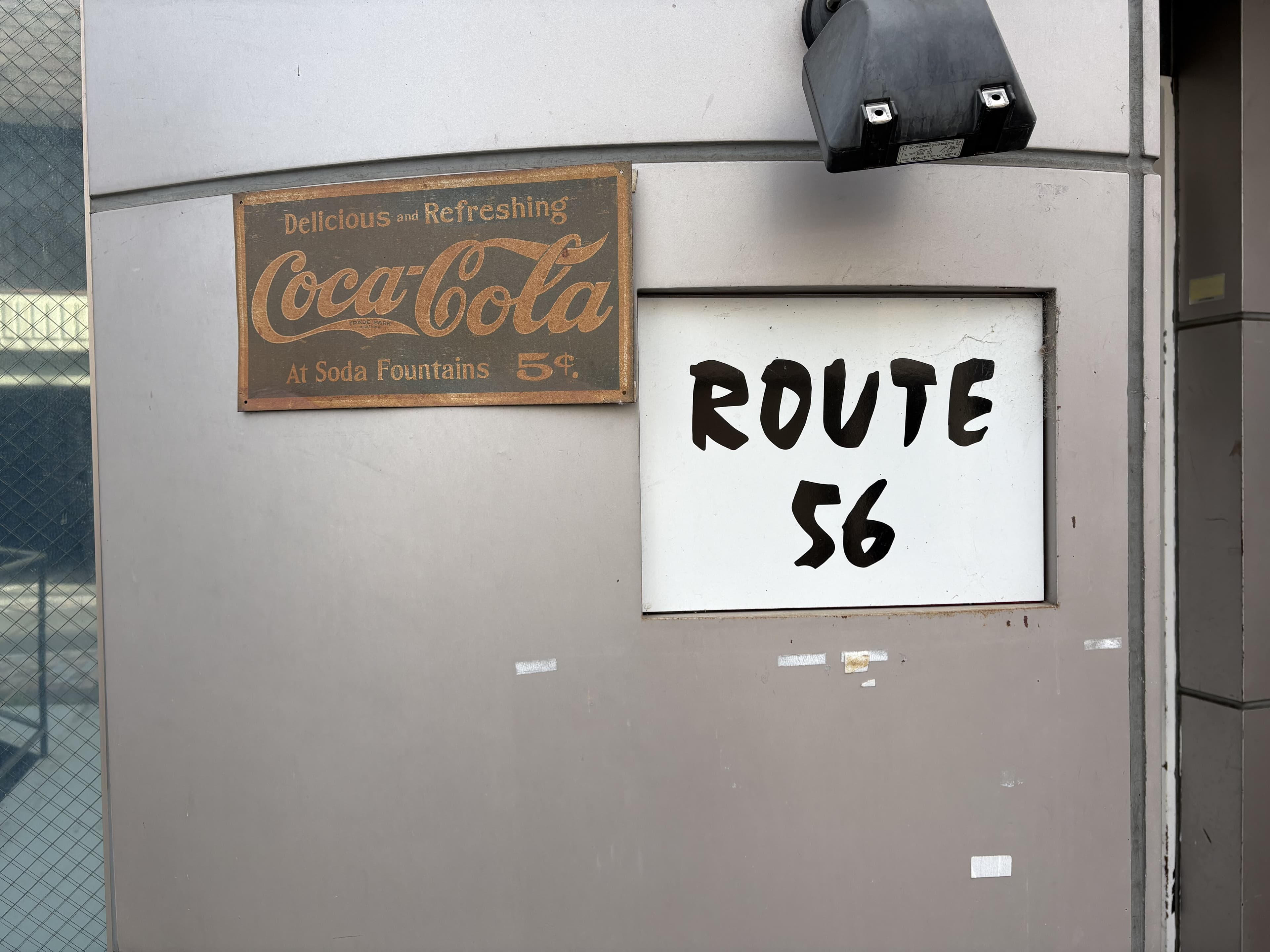 Coca-Cola プレート横の「ROUTE 56」壁面看板