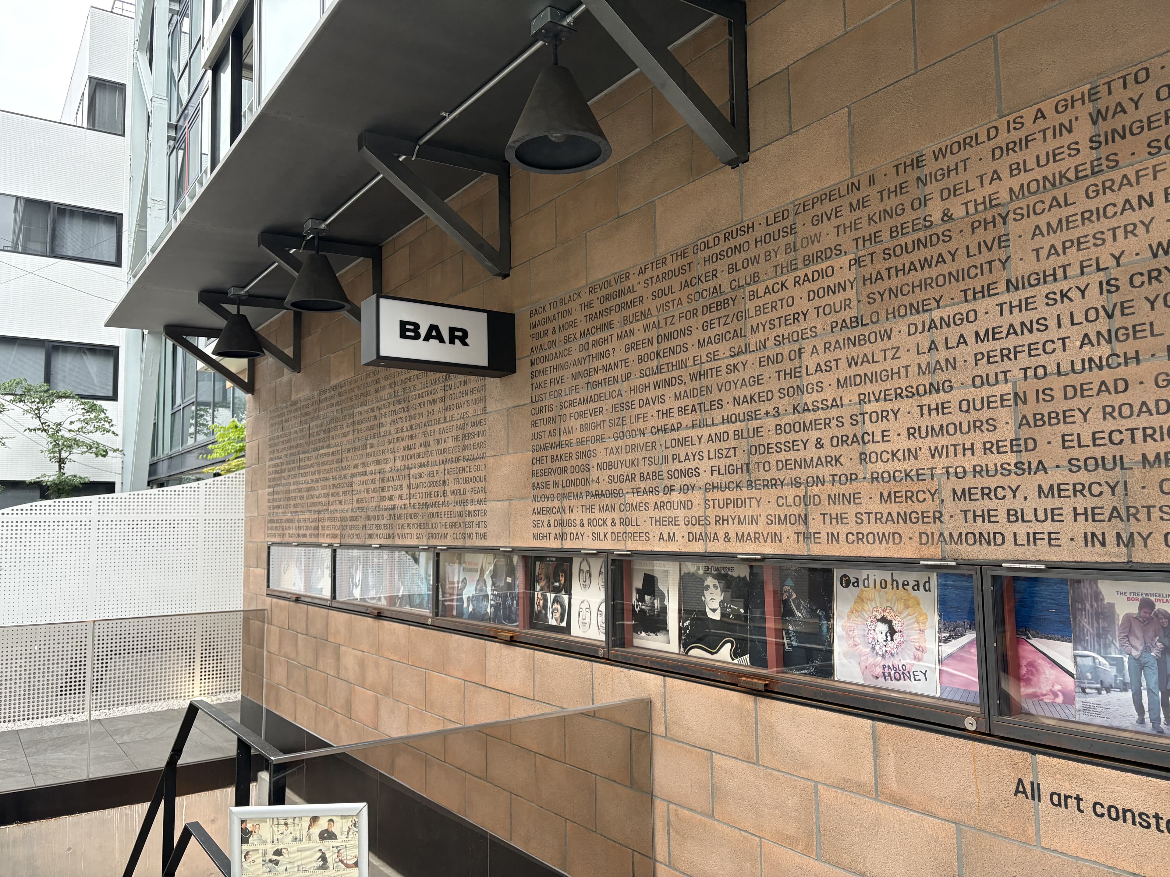 恵比寿の壁面に続く「BAR」の細長い看板列