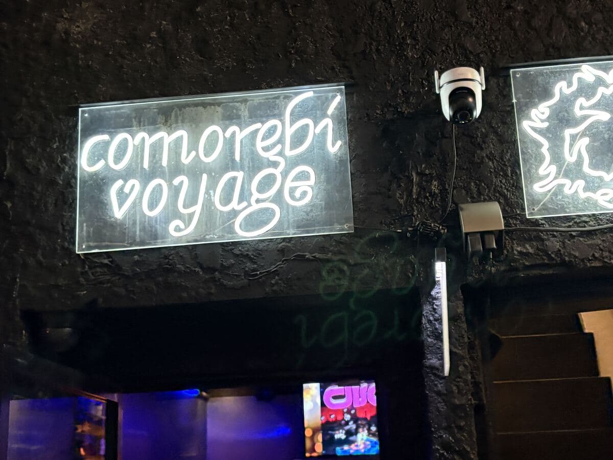 comorebi voyageのネオン看板