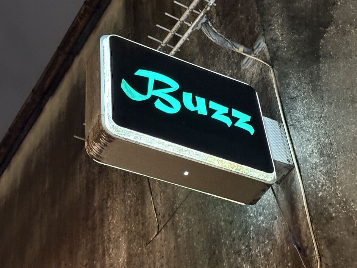 Buzzの黒看板