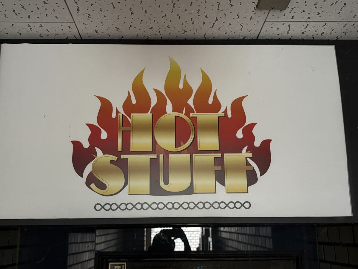 炎のロゴを掲げた「HOT STUFF」看板
