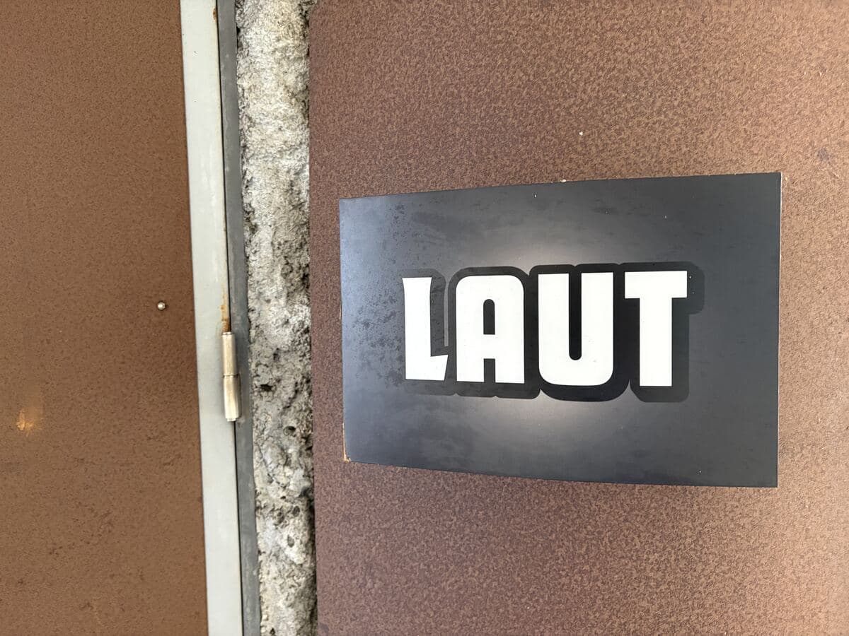 黒い長方形に白字の「LAUT」