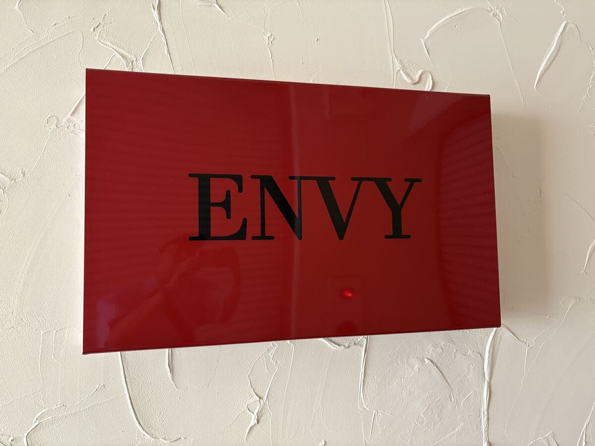 朱色の板に黒い「ENVY」