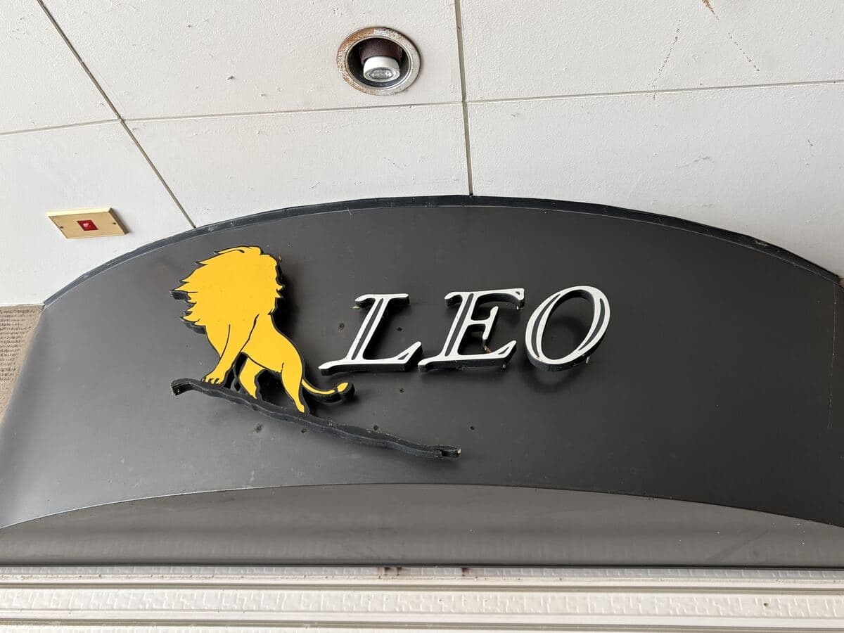 獅子のシルエットが付く「LEO」