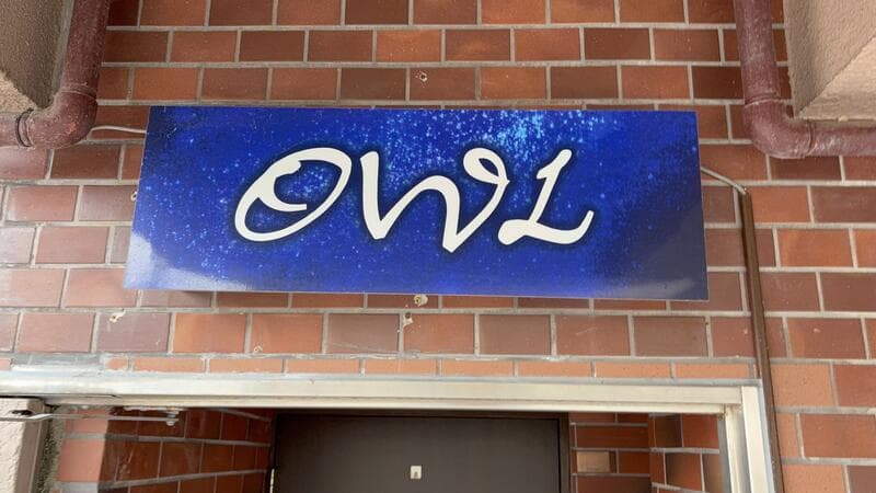魚津駅前の青い「OWL」レタリング看板