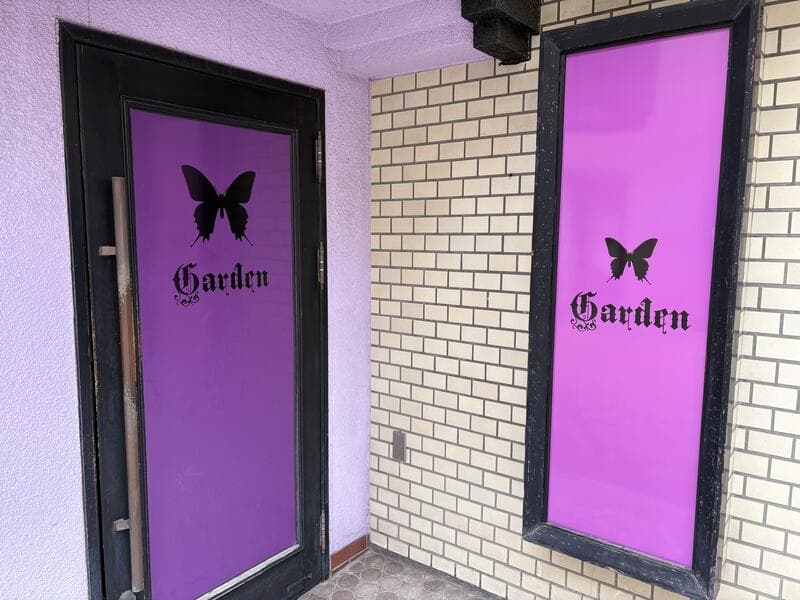 紫の扉と窓に反復する「Garden」